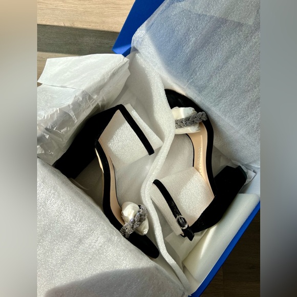 STUART WEITZMAN High-shine Sandal, Size 7.5 - Picture 4 of 10